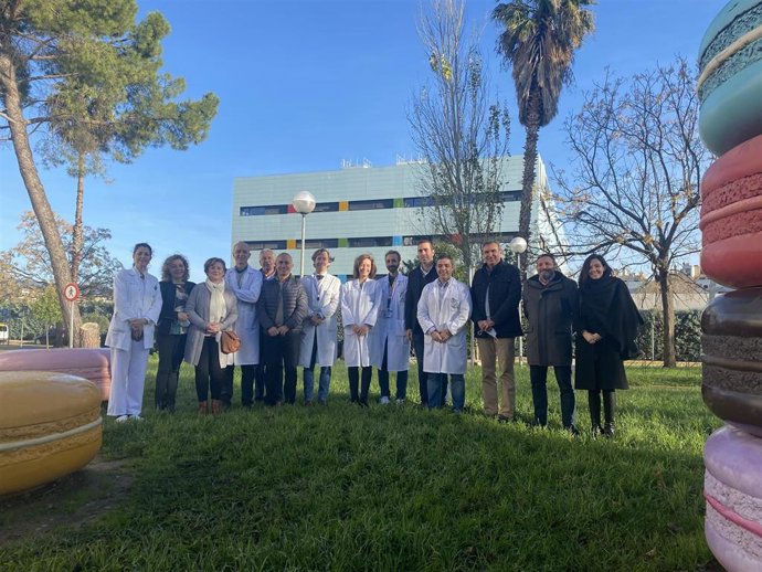 Responsables del Reina Sofía y del Imibic reciben la donación del club de Baena y de la hermandad de Villafranca para investigación en oncología pediátrica.