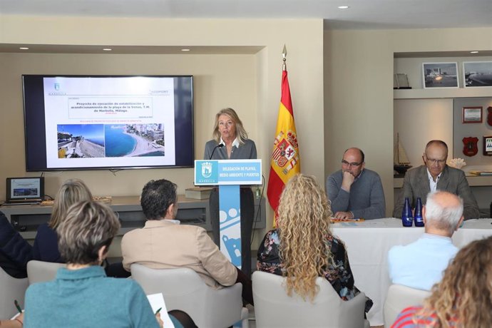 La alcaldesa de Marbella presenta el proyecto de ejecución de estabilización y acondicionamiento de la playa de La Venus