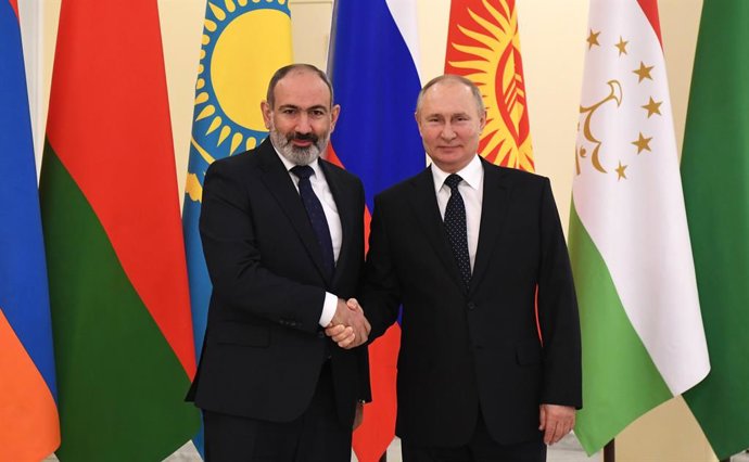 Archivo - HANDOUT - 28 December 2021, Russia, Saint Petersburg: Armenian Prime Minister Nikol Pashinyan (L) shakes hands with Russian President Vladimir Putin prior to the start of a meeting between the leaders of the Commonwealth of Independent States 