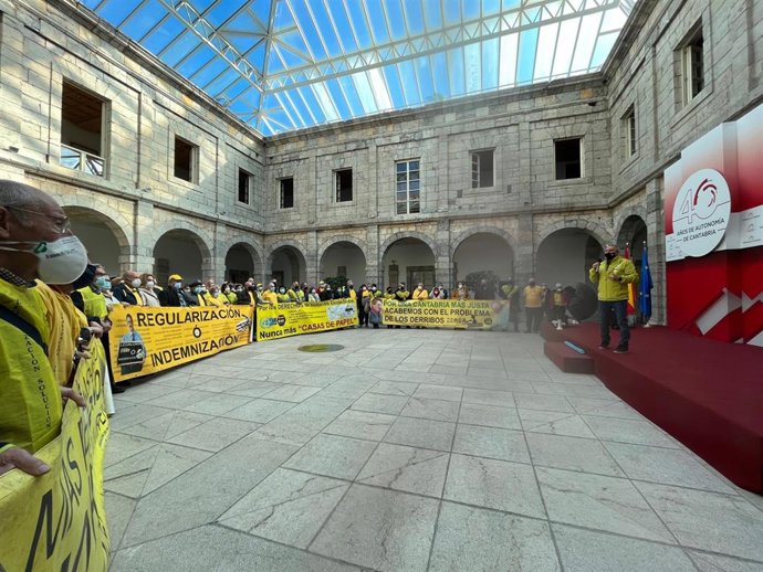 Archivo - Los afectados por las sentencias de derribo en Cantabria en el Parlamento regional