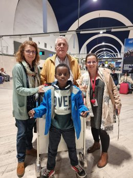 El pequeño Ibrahima junto a su familia de acogida y la responsable del programa 'Viaje hacia la Vida'.