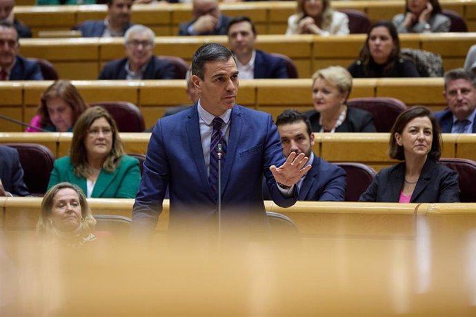 El presidente del Gobierno, Pedro Sánchez, interviene durante una sesión de control al Gobierno en el Senado, a 21 de diciembre de 2022, en Madrid (España).  El presidente del Gobierno, Pedro Sánchez, y el líder del PP, Alberto Núñez Feijóo, celebran es