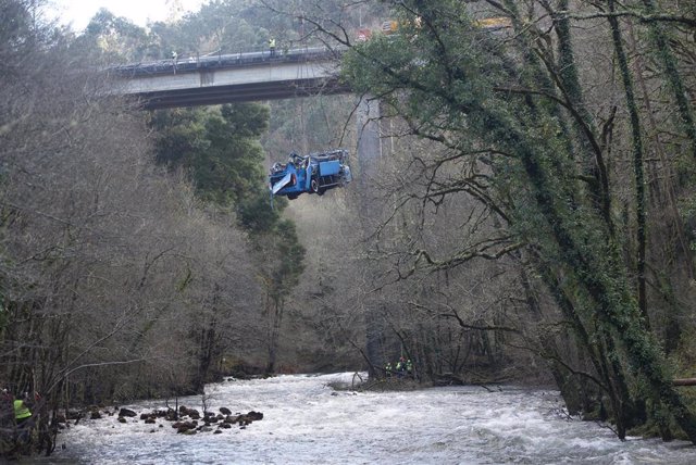 Logran retirar o autobús accidentado en Cerdedo-Cotobade (Pontevedra) da canle do río Lérez.