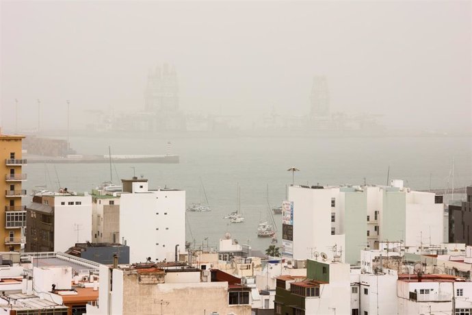 Vista general de la zona del puerto de Las Palmas de Gran Canaria con calima, a 27 de diciembre de 2022, en Las Palmas de Gran Canaria, Las Palmas, Islas Canarias (España)