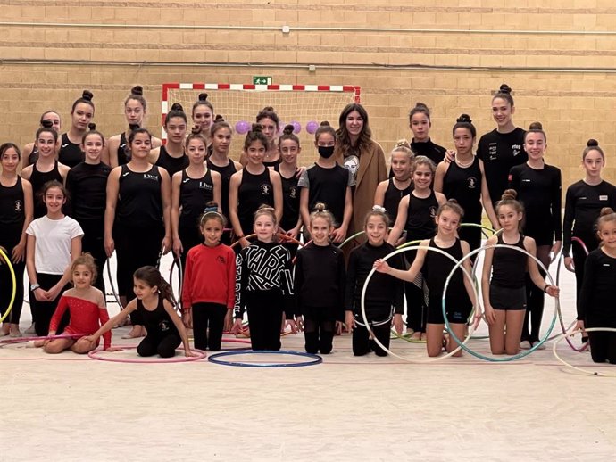 Sofía Miranda y Polina Berezina junto a las niñas de Club Gimnasia Rítmica de Barajas