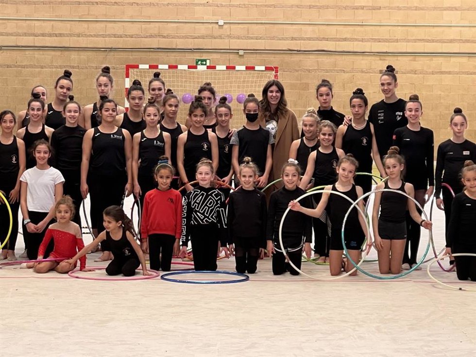 Sofía Miranda y Polina Berezina junto a las niñas de Club Gimnasia Rítmica de Barajas