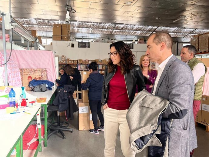 La vicepresidenta del Consell y consellera de Igualdad, Aitana Mas, visita la fábrica Muñecas Arias en Castalla con motivo de la campaña de Navidad y Reyes