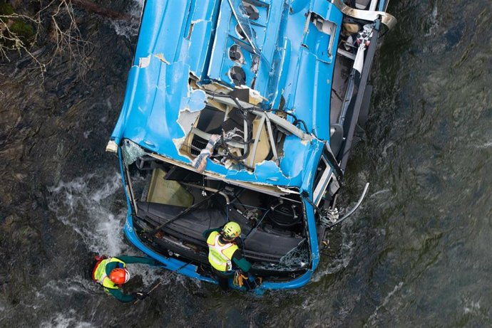 Efectivos de la Guardia Civil de trabajan en las labores de desbrozamiento y preparación del autobús accidentado para sacarlo del agua, en el río Lérez, a  26 de diciembre de 2022, en Cerdedo-Cotobade, Pontevedra, Galicia, (España). Está previsto que ma