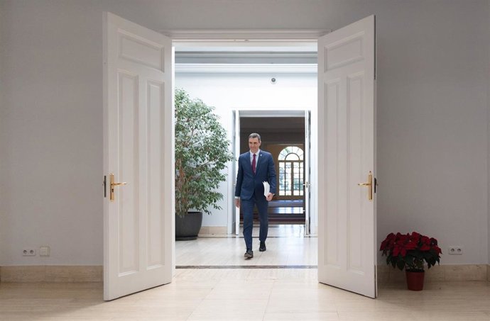 El presidente del Gobierno, Pedro Sánchez, a su llegada a una rueda de prensa tras el último Consejo de Ministros, en el Complejo de la Moncloa, a 27 de diciembre de 2022, en Madrid (España). Durante su comparecencia, Sánchez ha hecho un balance polític