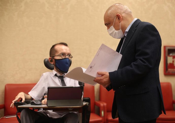 Archivo - El portavoz de Unidas Podemos en el Congreso, Pablo Echenique, conversa con el secretario de Estado de Relaciones con las Cortes, Rafael Simancas