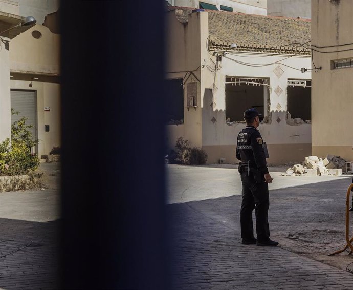 Imagen de un policía local de Valncia en las naves de Zaidía tras iniciar la empresa propietaria de las construcciones los derribos sin autorización del Ayuntamiento.