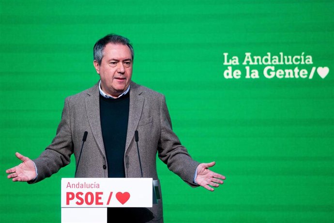 El secretario general del PSOE de Andalucía y presidente del Grupo Parlamentario Socialista, Juan Espadas, durante la rueda de prensa en la sede del PSOE-A, a 27 de diciembre de 2022 en Sevilla (Andalucía, España).