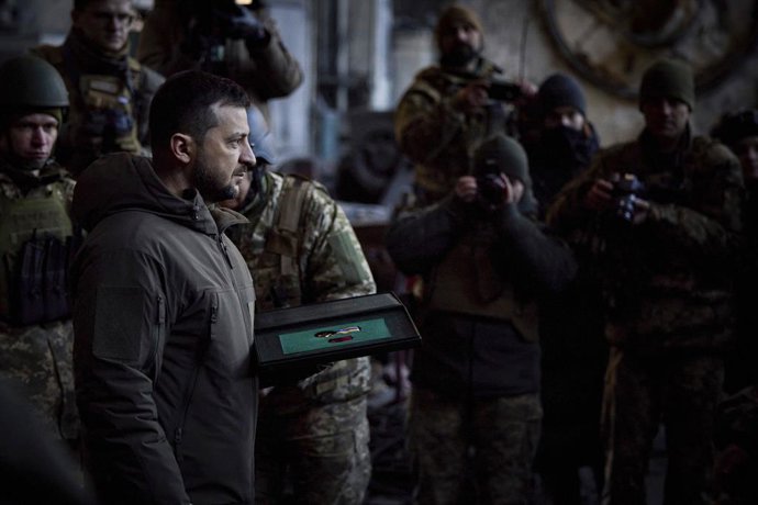 20 December 2022, Ukraine, Bakhmut: Ukrainian President Volodymyr Zelenskyy, thanks soldiers before presenting medals for heroism to frontline troops during a visit to the defensive lines in Bakhmut. Photo: -/Planet Pix via ZUMA Press Wire/dpa