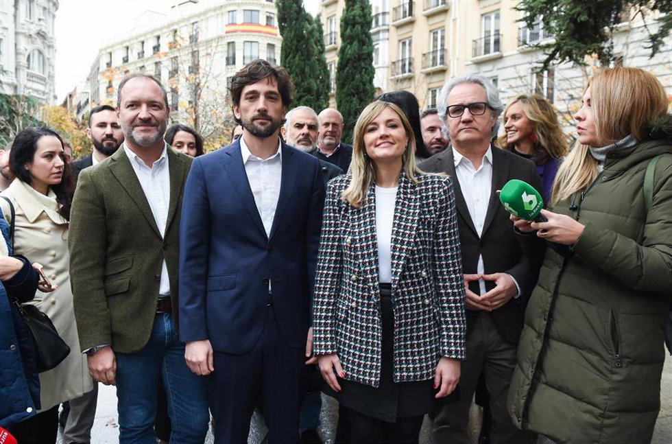 El delegado de Desarrollo Urbano, Mariano Fuentes (2i); el portavoz de Ciudadanos en el Parlamento Europeo, Adrián Vázquez (3i); la coordinadora autonómica de Ciudadanos y portavoz del Grupo Parlamentario, Patricia Guasp (3d)