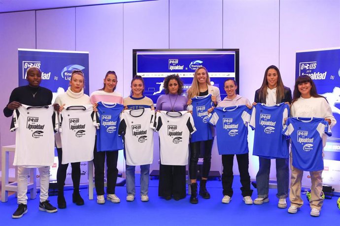 Foto de familia tras la presentación de 'Goles por la Igualdad by Finetwork Liga F'