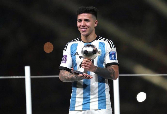 Enzo Fernández con el trofeo de 'Mejor Joven' del Mundial de Catar