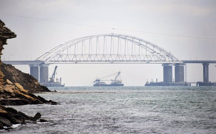 Archivo - Buque mercante pasando bajo el puente del estrecho de Kerch, en Uncrania