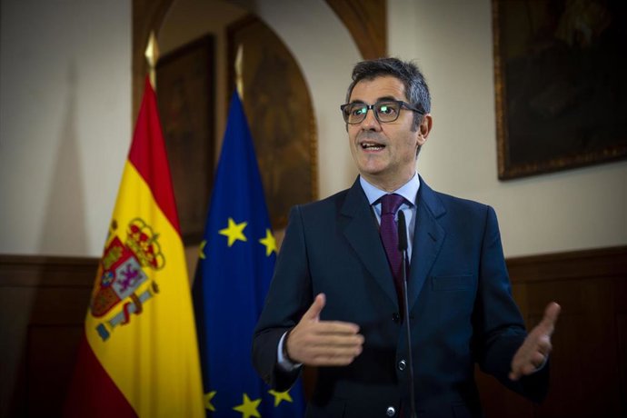 El ministro de la Presidencia, Relaciones con las Cortes y Memoria Democrática, Félix Bolaños, interviene en el homenaje a Carmen de Burgos con motivo del 155 aniversario de su nacimiento, a 16 de diciembre de 2022, en Madrid (España).