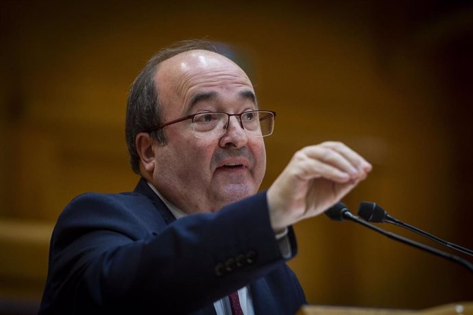 El ministro de Cultura y Deporte, Miquel Iceta, interviene durante un pleno del Senado, a 13 de diciembre de 2022, en Madrid (España). 