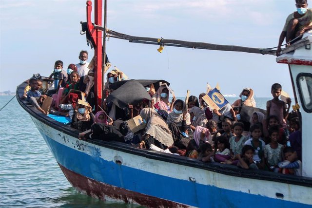 Archivo - Una embarcación con refugiados rohingya en Indonesia (Archivo)