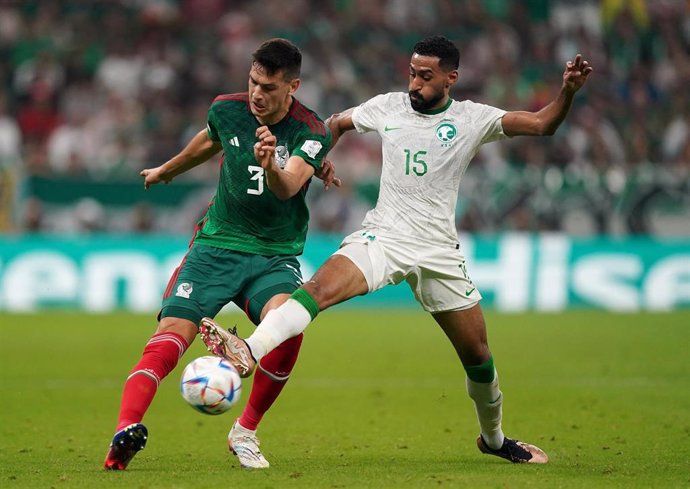 César Montes durante el partido entre México y Arabia Saudí del Mundial de Catar