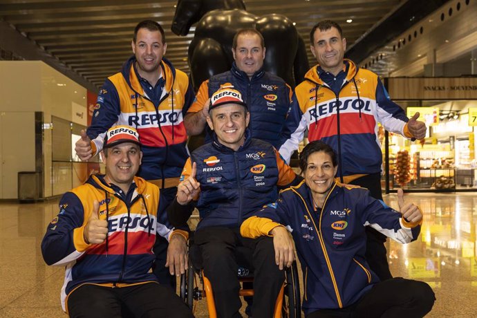 Isidre Esteve y el resto del Repsol Toyota Rally Team antes de partir hacia el Rally Dakar 2023