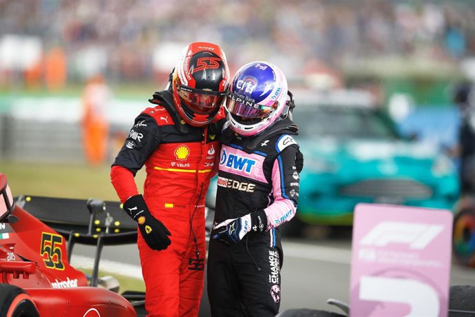 Archivo - Fernando Alonso felicita a Carlos Sainz tras su victoria en el Gran Premio de Gran Bretaña de 2022