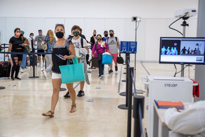Archivo - Los pasajeros que aterrizan en el Aeropuerto Internacional de Cancún son sometidos a controles de temperatura a su llegada.