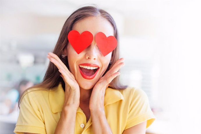 Mujer enamorada con corazones en los ojos.