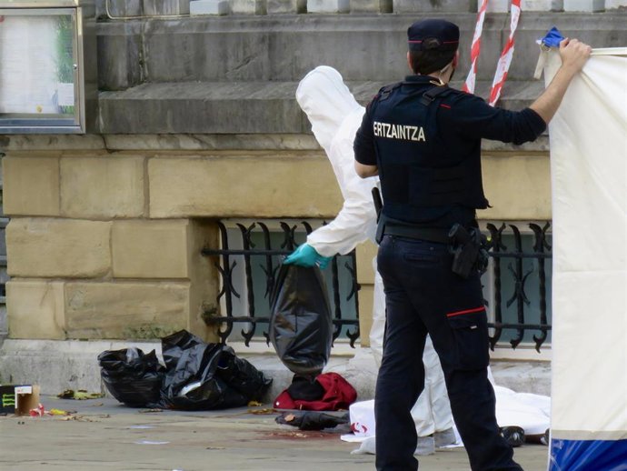 Policías recogen pruebas en el lugar donde se ha encontrado el cadáver de un joven de 24 años que ha fallecido tras ser agredido con arma blanca en la plaza de Okendo, a 25 de diciembre de 2022, en San Sebastián