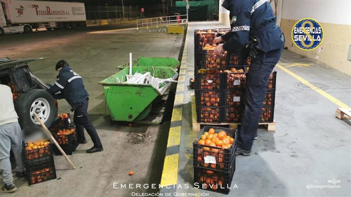 Los agentes han depositado las naranjas robadas en las instalaciones del Banco de Alimentos.