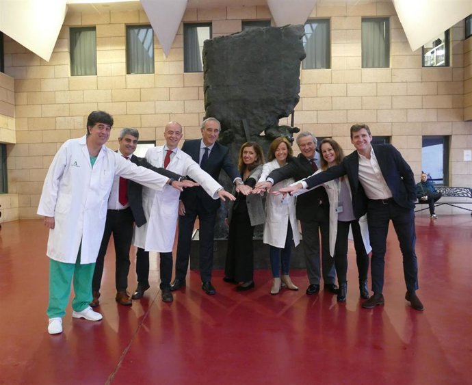 La delegada de Salud y Consumo en Córdoba, María Jesús Botella (centro), junto a los responsables de Reina Sofía y San Juan de Dios.
