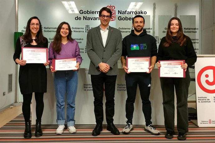 Lucía Oscoz, Elena Echavarri, Carlos Amatriain, Xabier López y Ainhoa Jaurrieta, en la recogida de premios.