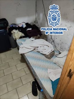 Habitacle a la rebotiga del local on vivia un dels treballadors