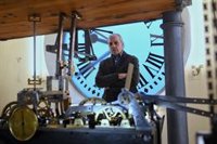 Relojería Losada da los últimos toques de mantenimiento al reloj de la Puerta del Sol antes de las campanadas