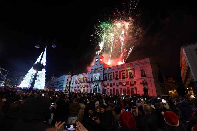 Archivo - Fuegos artificiales celebran la llegada del año 2022 en las Campanadas de Nochevieja, en la Puerta del Sol, a 31 de diciembre de 2021, en Madrid, (España). El Ayuntamiento de Madrid ha reducido a 7.000 personas el aforo en la Puerta del Sol pa