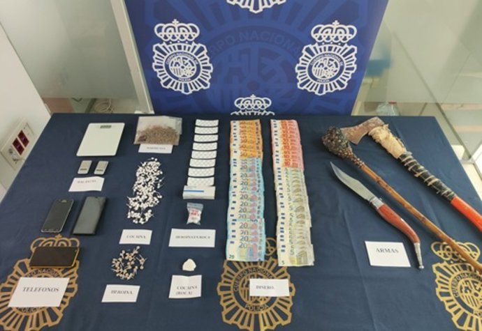 Objetos, droga y dinero intervneidos en una operación policial con dos detenidos en Marbella
