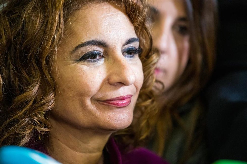 La ministra de Hacienda y Función Pública, María Jesús Montero, ofrece declaraciones a los medios en el Museo de Arte Contemporáneo Helga de Alvear, a 16 de diciembre de 2022, en Cáceres, Extremadura (España). 