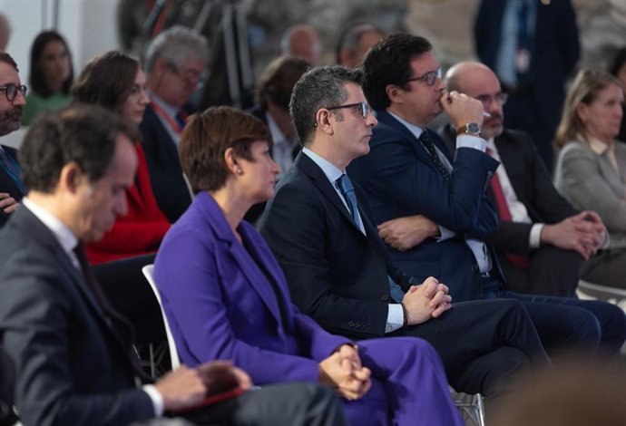 La ministra de Política Territorial y portavoz del Gobierno de España, Isabel Rodríguez (2i), y el ministro de Presidencia, Relaciones con las Cortes y Memoria Democrática, Félix Bolaños (c), asisten a una rueda de prensa del presidente de Gobierno tras