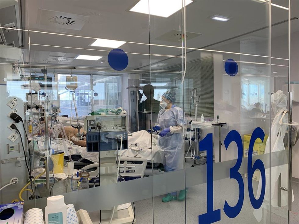 Archivo - Ingresados COVID en un hospital de Málaga en una imagen de archivo 