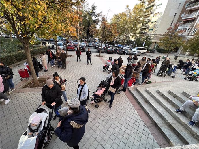 Familias hacen cola para recibir alimentos de la Fundación Madrina.