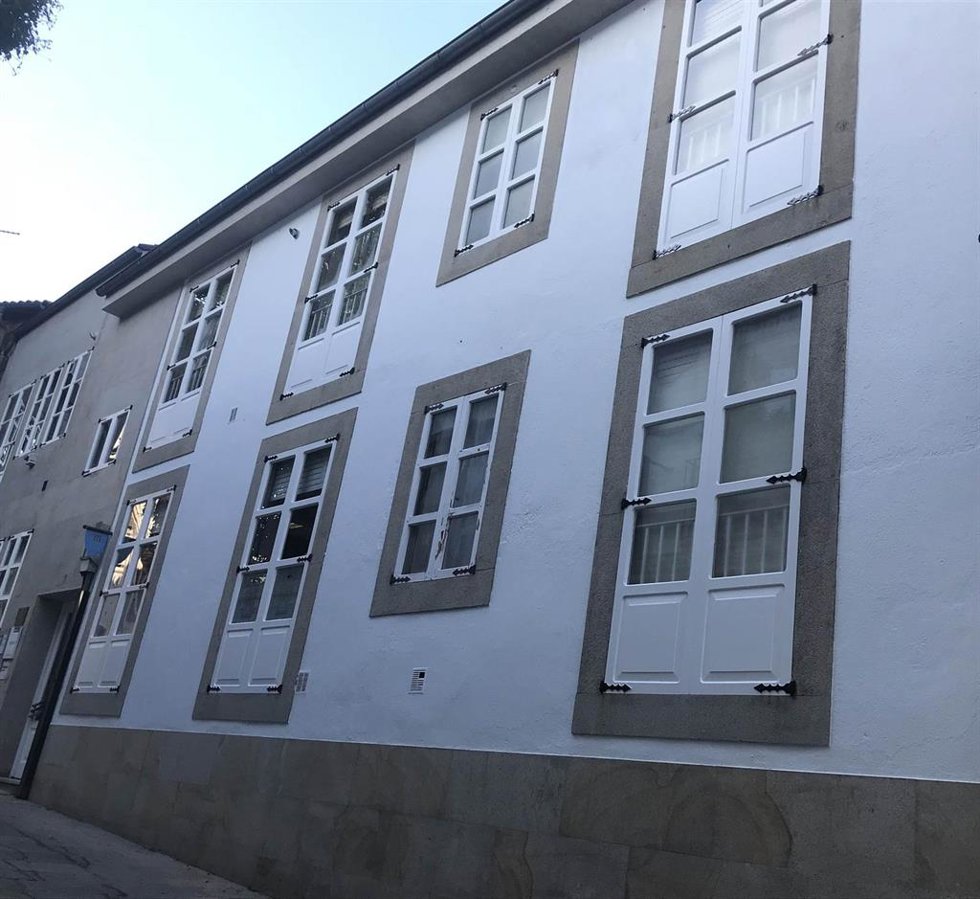 Archivo - Fachada de uno de los inmuebles rehabilitados