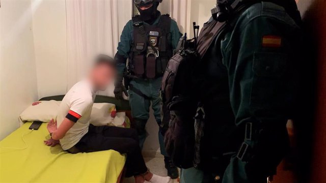 Agentes de la Guardia Civil con un detenido en la operación Jaco en Chipiona.