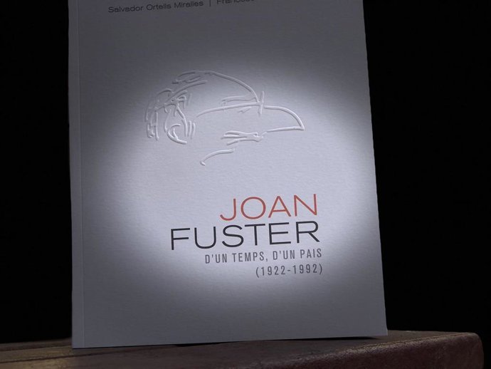 La biografía Joan Fuster. D'un temps d'un país (1922-1992) escrita por Francesc Pérez Moragon y Salvador Ortells.