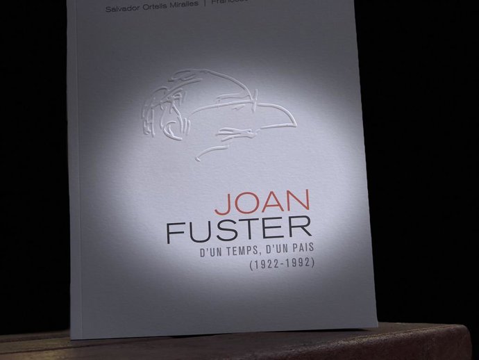 La biografía Joan Fuster. D'un temps d'un país (1922-1992) escrita por Francesc Pérez Moragon y Salvador Ortells.
