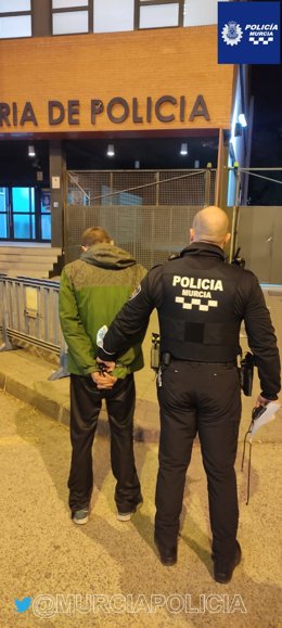 Imagen del detenido, custodiado por la Policía Local
