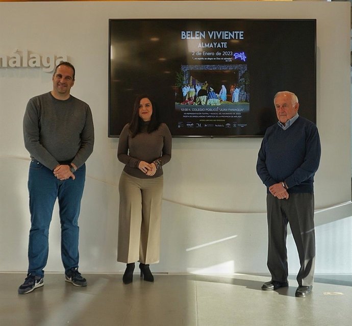La diputada provincial Lourdes Piña, junto a Miguel Ángel Vida, presidente de la Asociación sociocultural Belén viviente de Almayate, y Francisco Alba, director del belén viviente, en la presentación de la decimonovena edición de este evento.