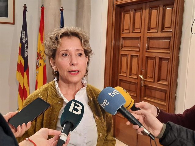 La delegada del Gobierno en Baleares, Aina Calvo, atendiendo a los medios.