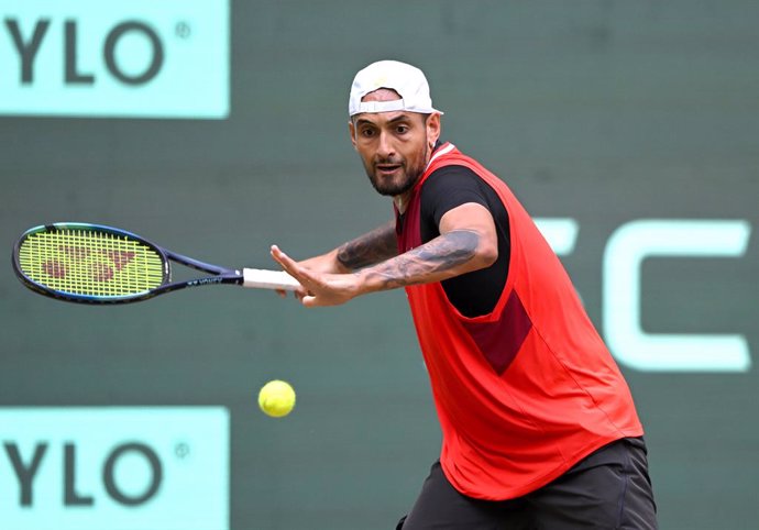 Archivo - FILED - 18 June 2022, North Rhine-Westphalia, Halle: Australian tennis player Nick Kyrgios in action against Polish Hubert Hurkacz during their men's singles Semi-final match at the Halle Open tennis tournament at the Owl Arena. Photo: David I