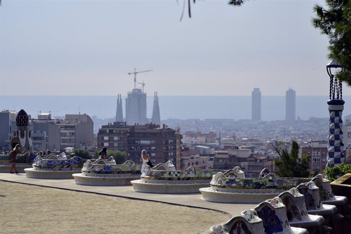 Archivo - Vista de l'skyline de Barcelona des del Park Güell